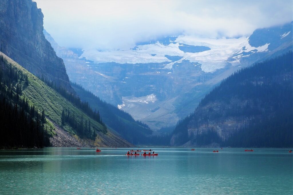 Lake Louise mit Kanus