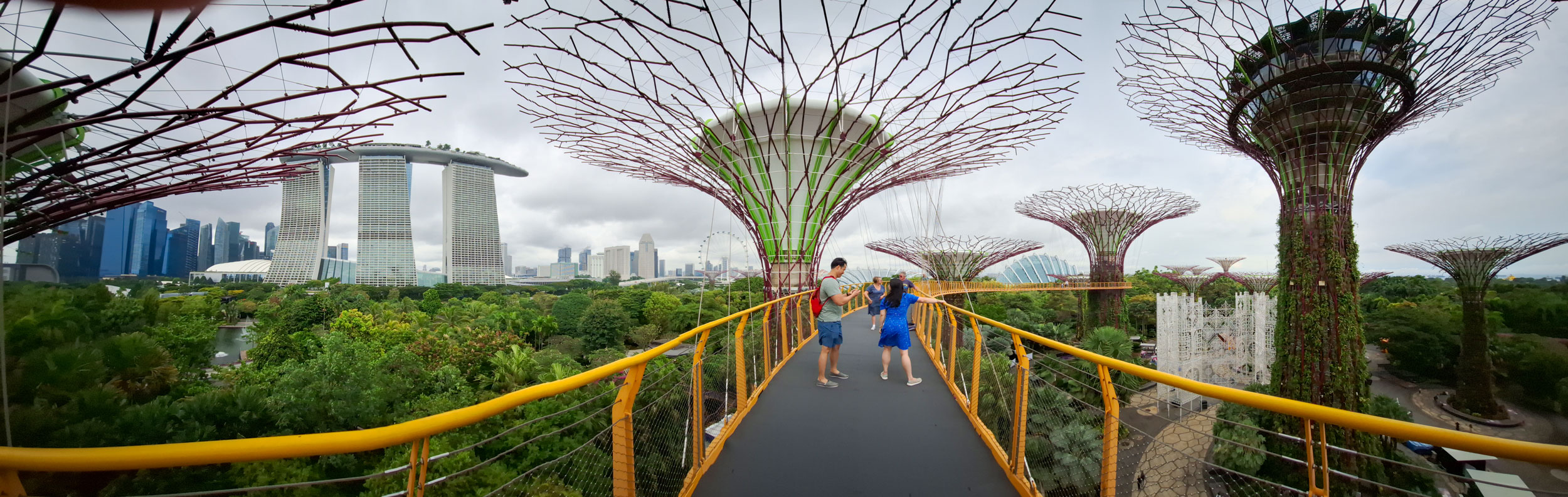 Panoramabild auf dem OBSC Skyway in Singapur