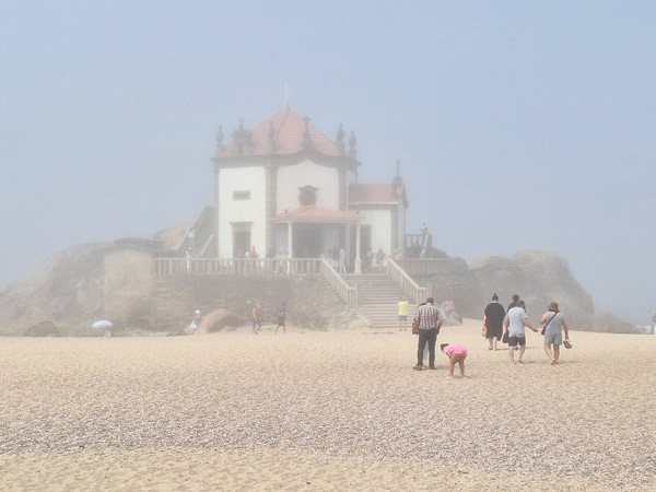 Capela do Senhor da Pedra im Nebel